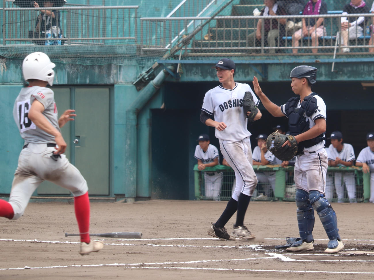 京都大会2回戦　京都共栄学園対同志社国際　試合中盤に失点を喫した、2番手の同志社国際のフォーク黒田と主将・山川のバッテリー（撮影・中島麗）