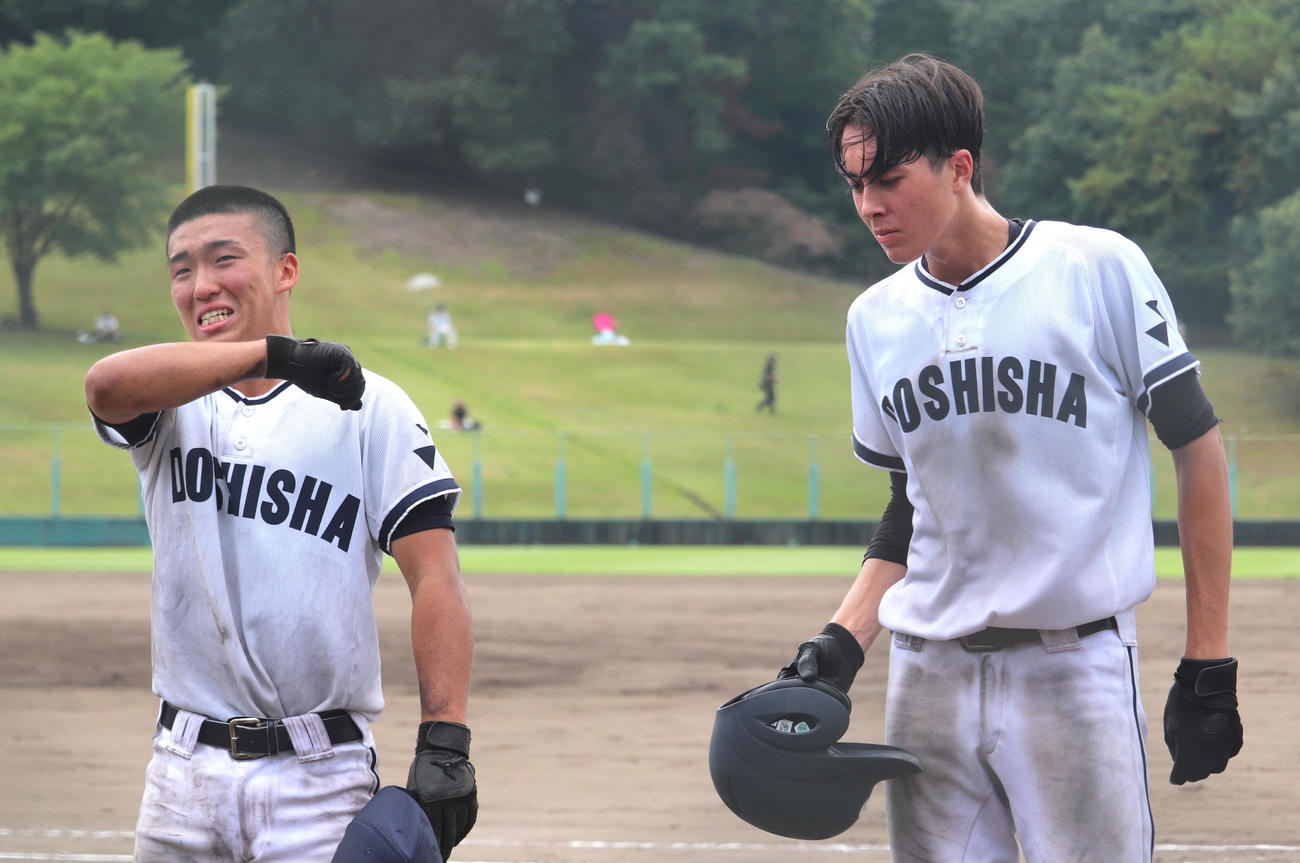 京都大会2回戦　京都共栄学園対同志社国際　試合を終えて整列する、同志社国際の主将・山川（左）とフォーク黒田（撮影・中島麗）
