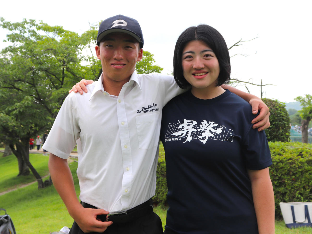 京都大会2回戦　京都共栄学園対同志社国際　同志社国際の主将・山川海斗（3年、左）と同大野球部の主務を務める姉愛実（あみ）さん（撮影・中島麗）