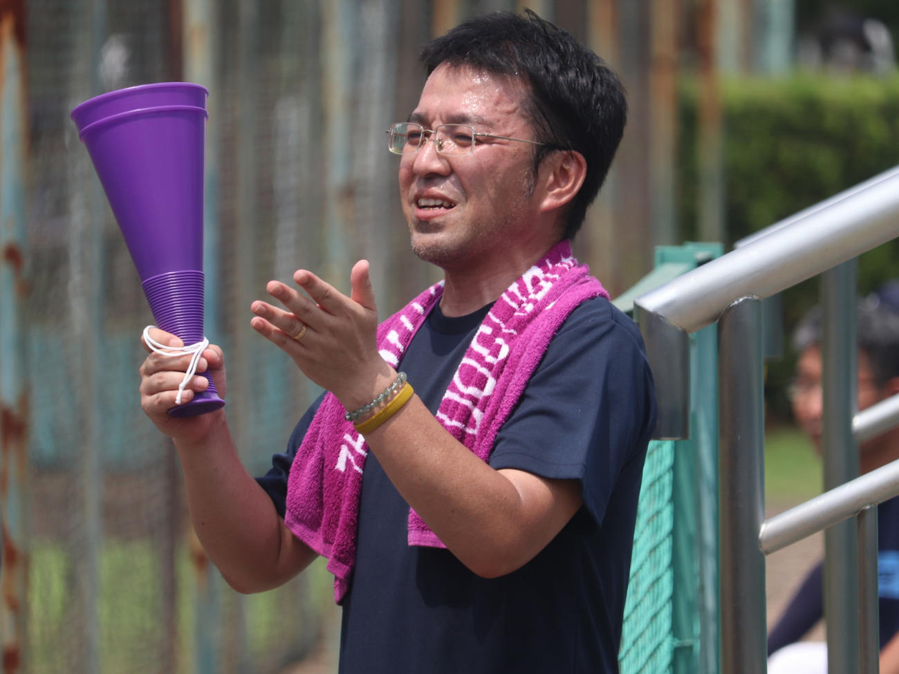 京都大会2回戦　京都共栄学園対同志社国際　中国・大連から昨夜帰国し、わが子の応援に駆けつけた同志社国際・山川の父一興さん。試合では応援の音頭を取った（撮影・中島麗）