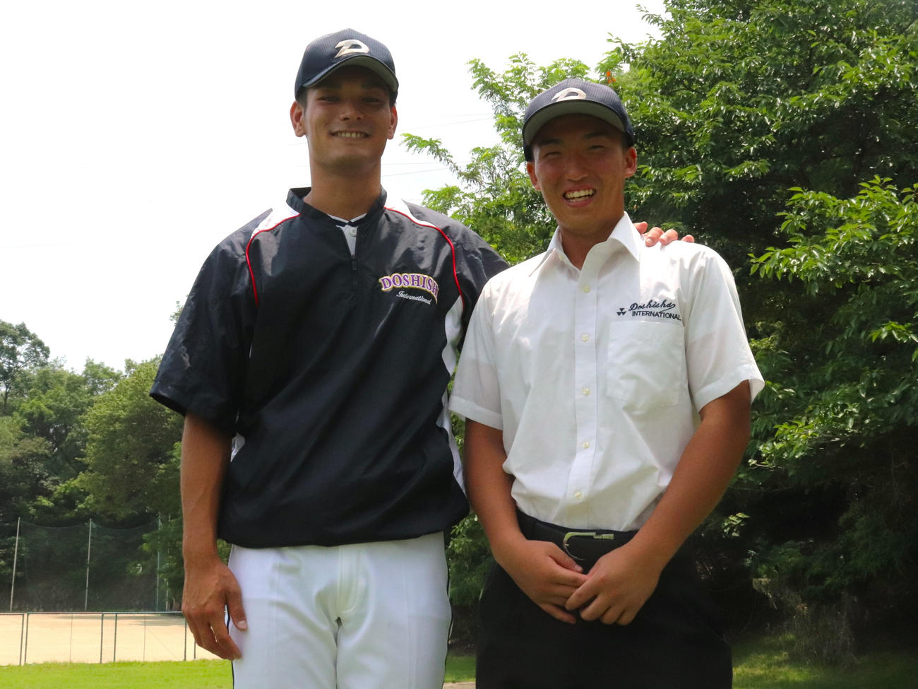 京都大会2回戦　京都共栄学園対同志社国際　試合後、同志社国際の吉村監督と写真に収まる、主将の山川（撮影・中島麗）