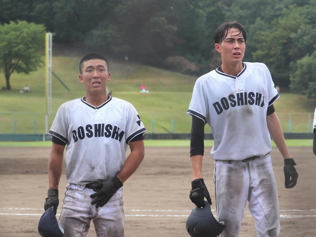 京都共栄学園対同志社国際　試合を終えて整列する、同志社国際・山川（左）と黒田（撮影・中島麗）
