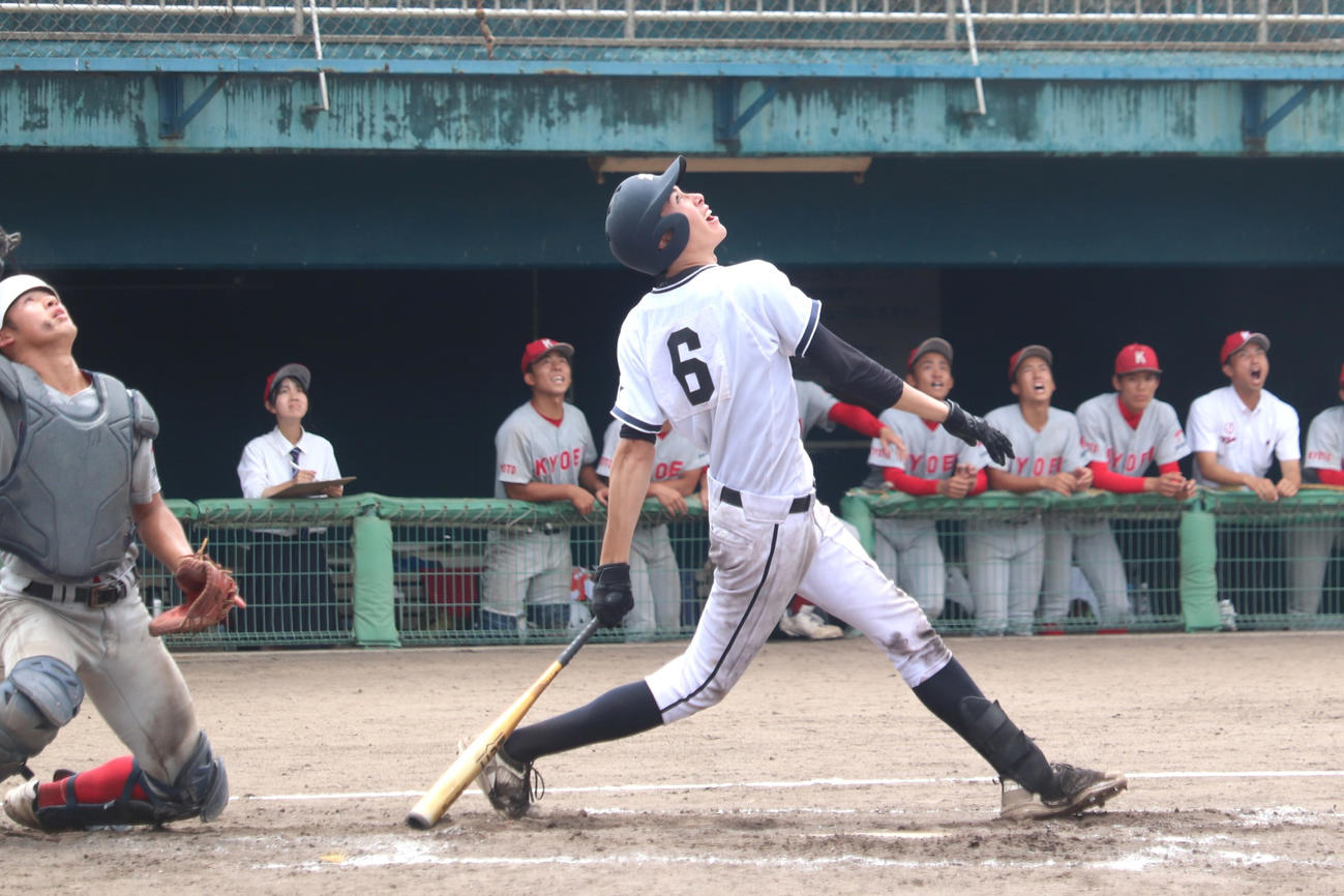 京都大会2回戦　京都共栄学園対同志社国際　6回2死一塁　ラストバッターの同志社国際フォーク黒田（撮影・中島麗）