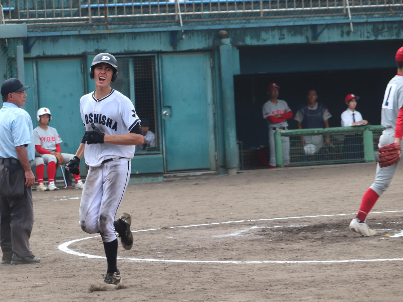 京都大会2回戦　京都共栄学園対同志社国際　6回1死一、二塁でチーム初得点のホームを踏んだ、同志社国際フォーク黒田（撮影・中島麗）