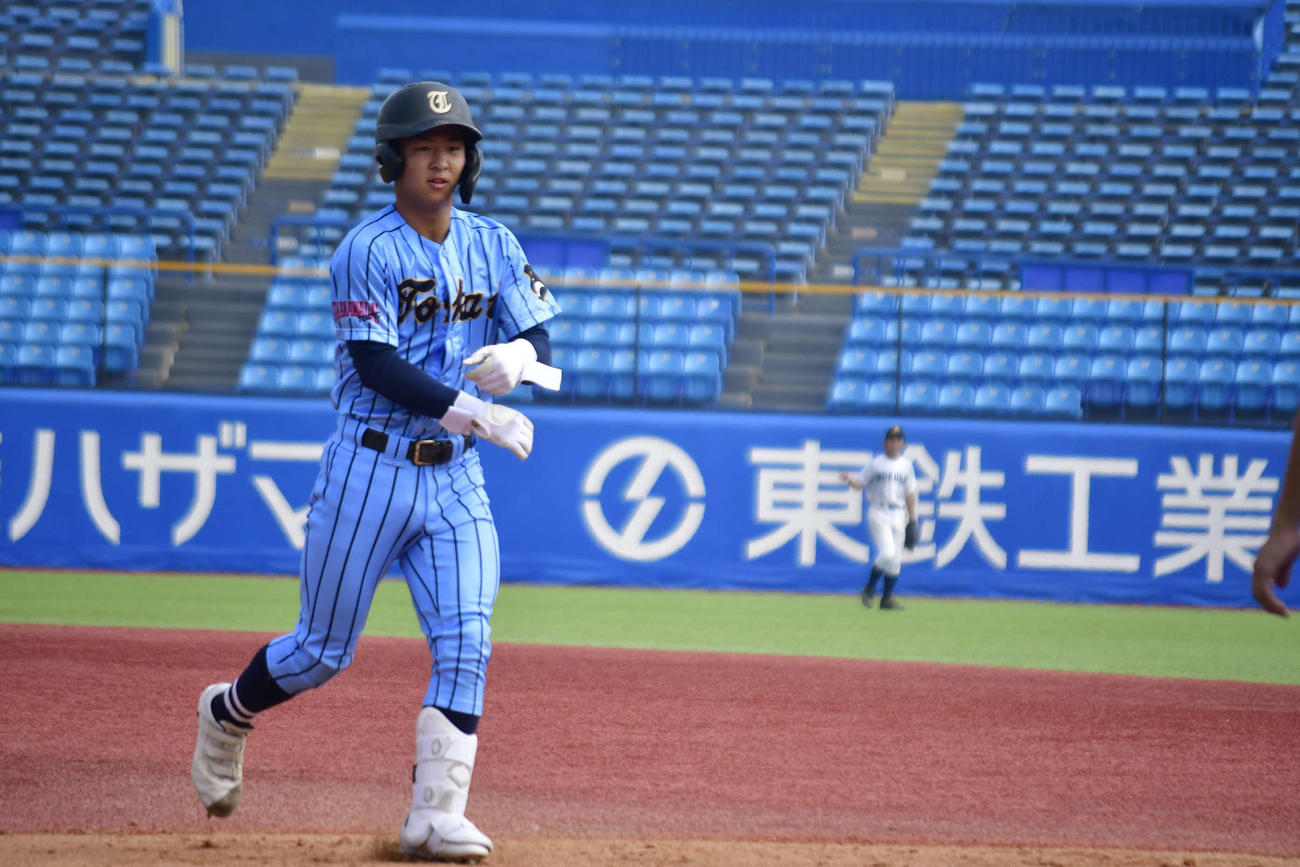 国際・駒場対東海大高輪台　3回にサード強襲の単打で2打席連続安打を放った東海大高輪台の富田（撮影・平山連）