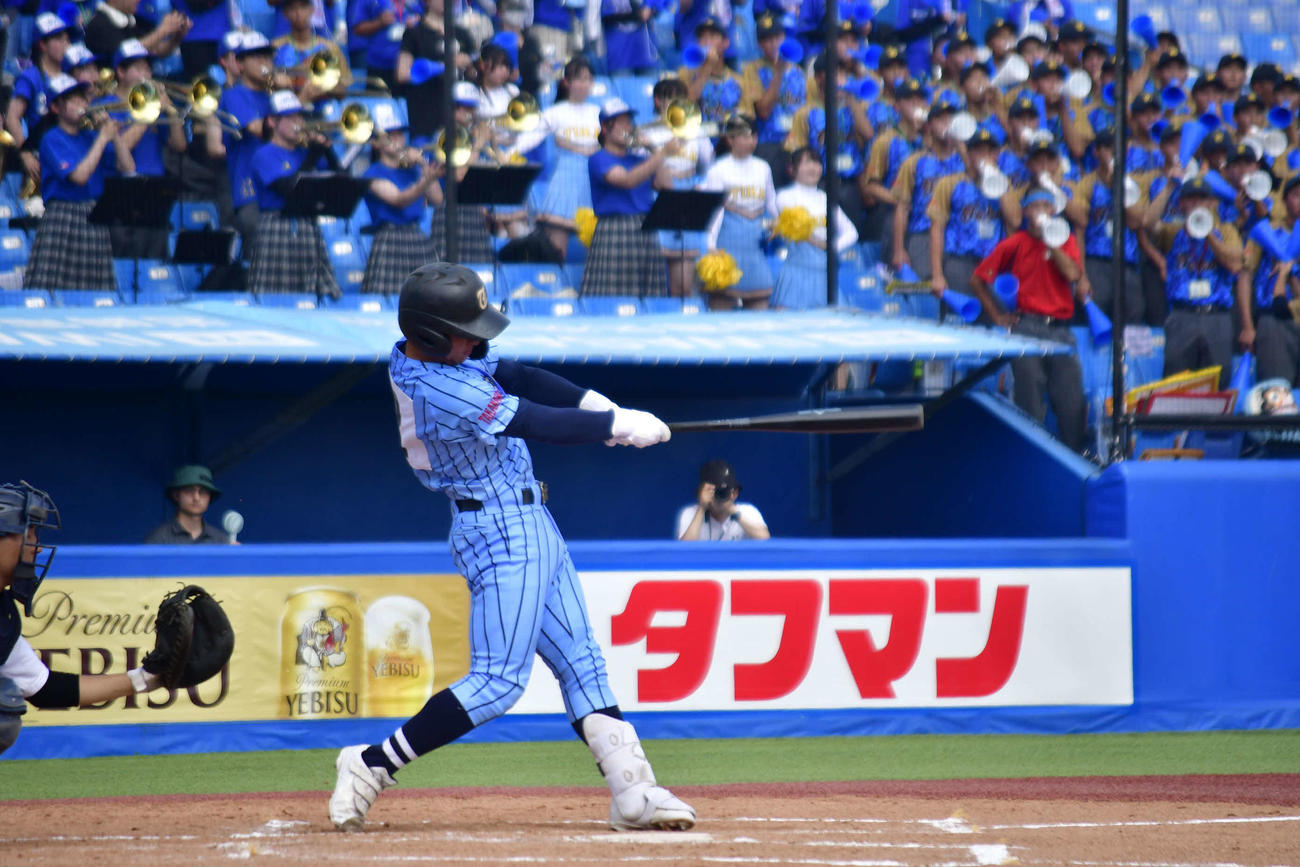 国際・駒場対東海大高輪台　3回1死走者なしで三塁手のグラブをはじき内野安打を放つ東海大高輪台4番富田（撮影・平山連）