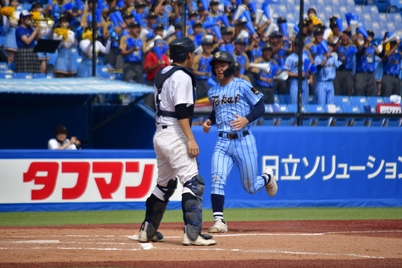 国際・駒場対東海大高輪台　3回に味方の2点適時二塁打で5点目のホームを踏む東海大高輪台の富田（撮影・平山連）