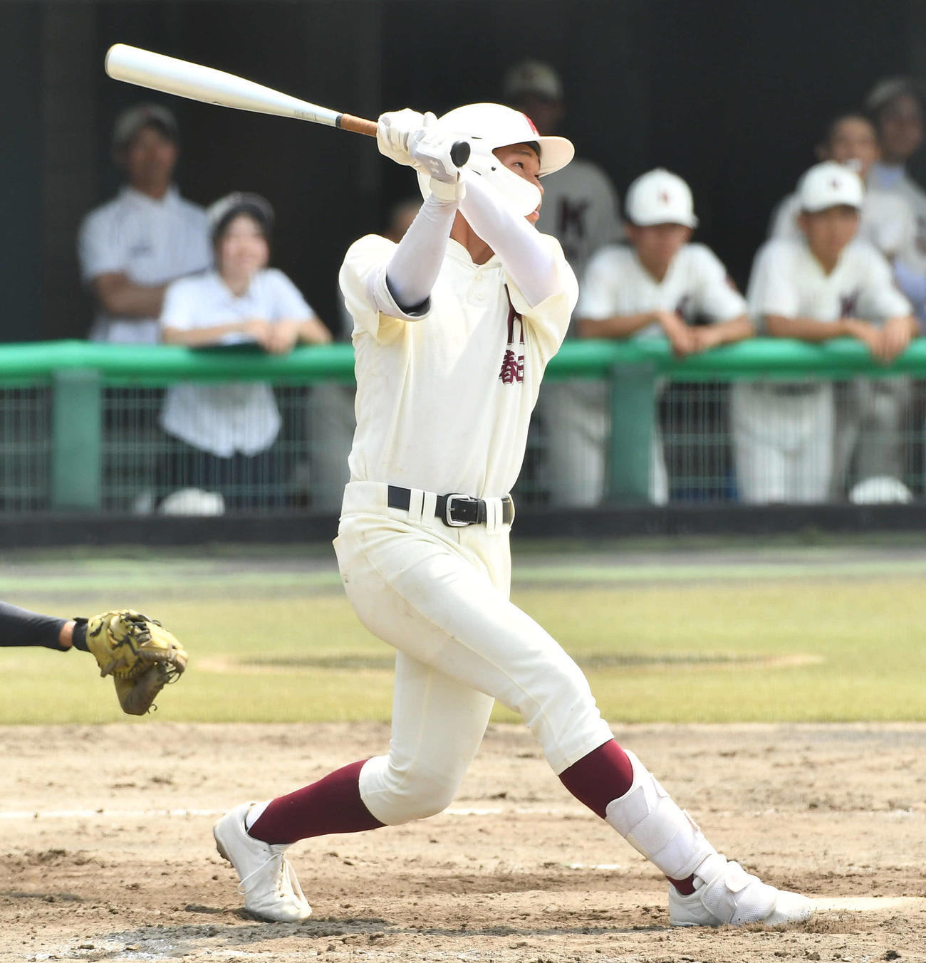 春日対柏陵　8回表春日1死三塁、岩崎は中犠飛を放つ（撮影・岩下翔太）
