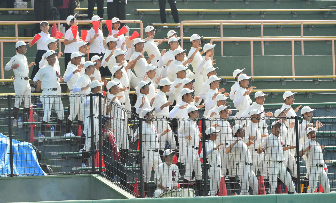 春日対柏陵　1回表、カスカスダンスをする春日ナイン（撮影・岩下翔太）