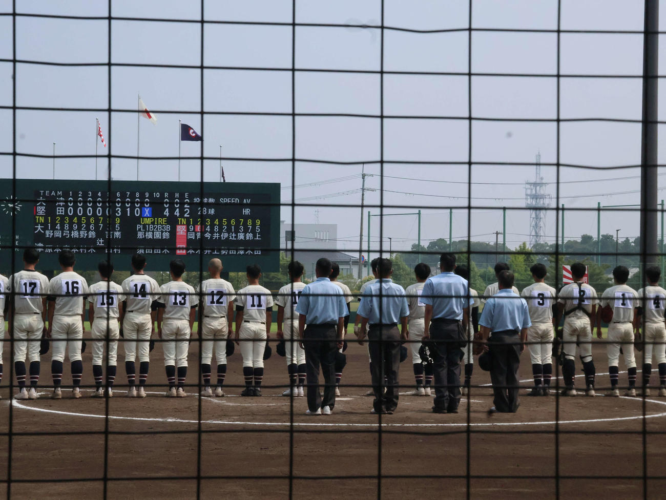 大津対堅田　校歌を歌う堅田の選手たち（撮影・溝淵千夏）