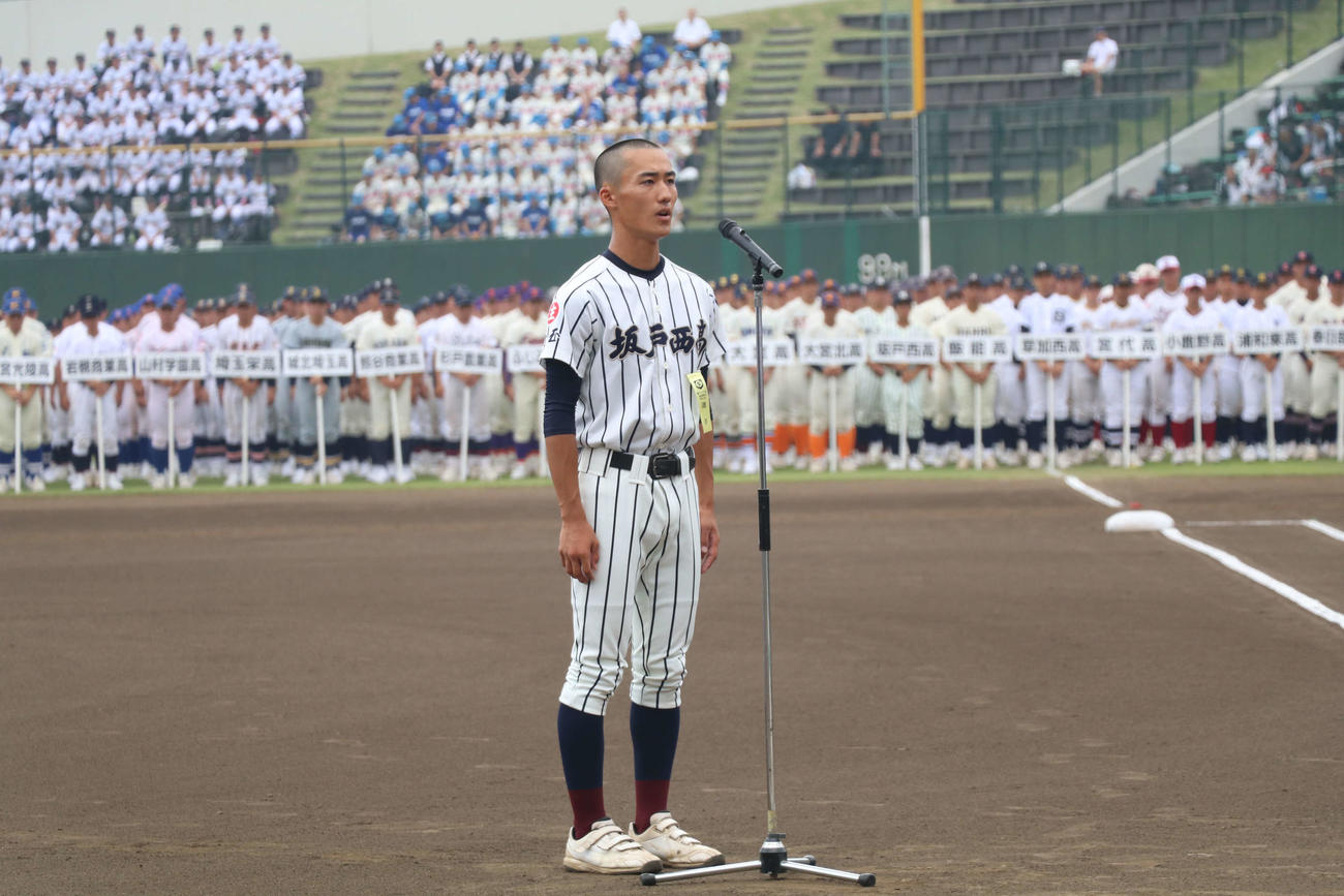 第107回高校野球埼玉大会　選手宣誓を行う坂戸西・金子主将（撮影・山本佳央）