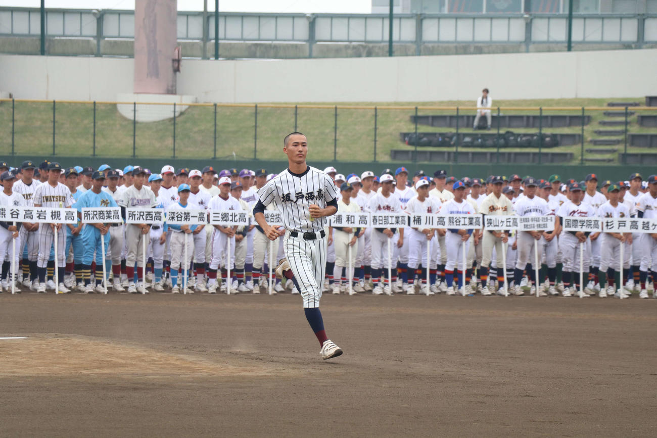 第107回高校野球埼玉大会　選手宣誓に向かう坂戸西・金子主将（撮影・山本佳央）