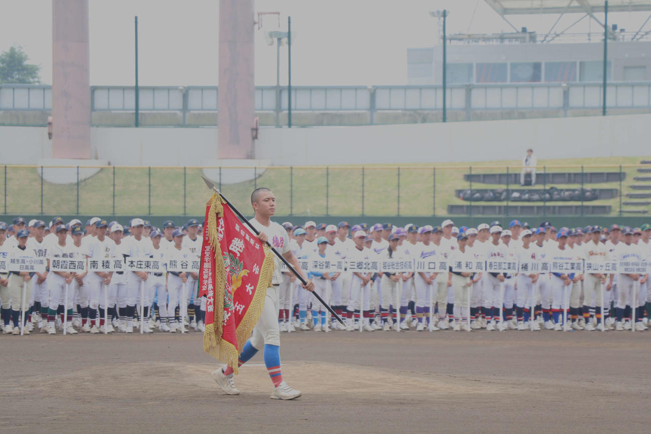 第107回高校野球埼玉大会　優勝旗を返還する花咲徳栄・酒井主将（撮影・山本佳央）
