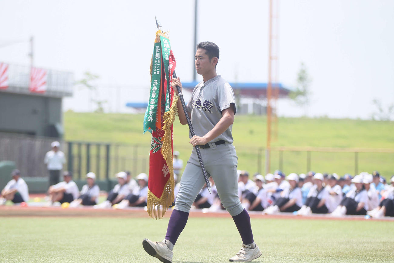 優勝旗を返還する花巻東・中村主将（撮影・高橋香奈）