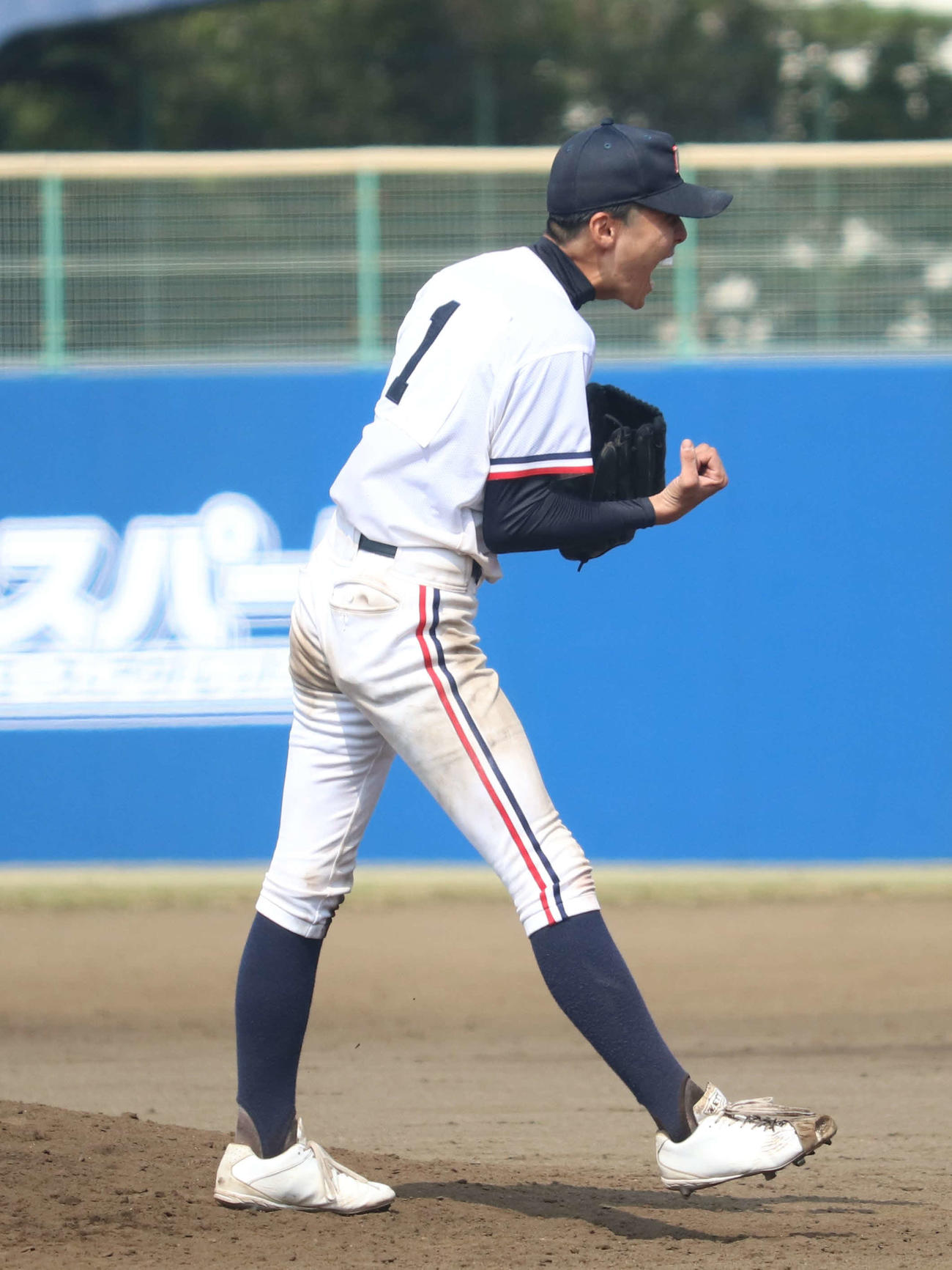 高校野球神奈川大会　大師対アレセイア湘南　8回裏アレセイア湘南2死満塁、三振に抑え雄叫びを上げる大師・大竹（撮影・寺本吏輝）