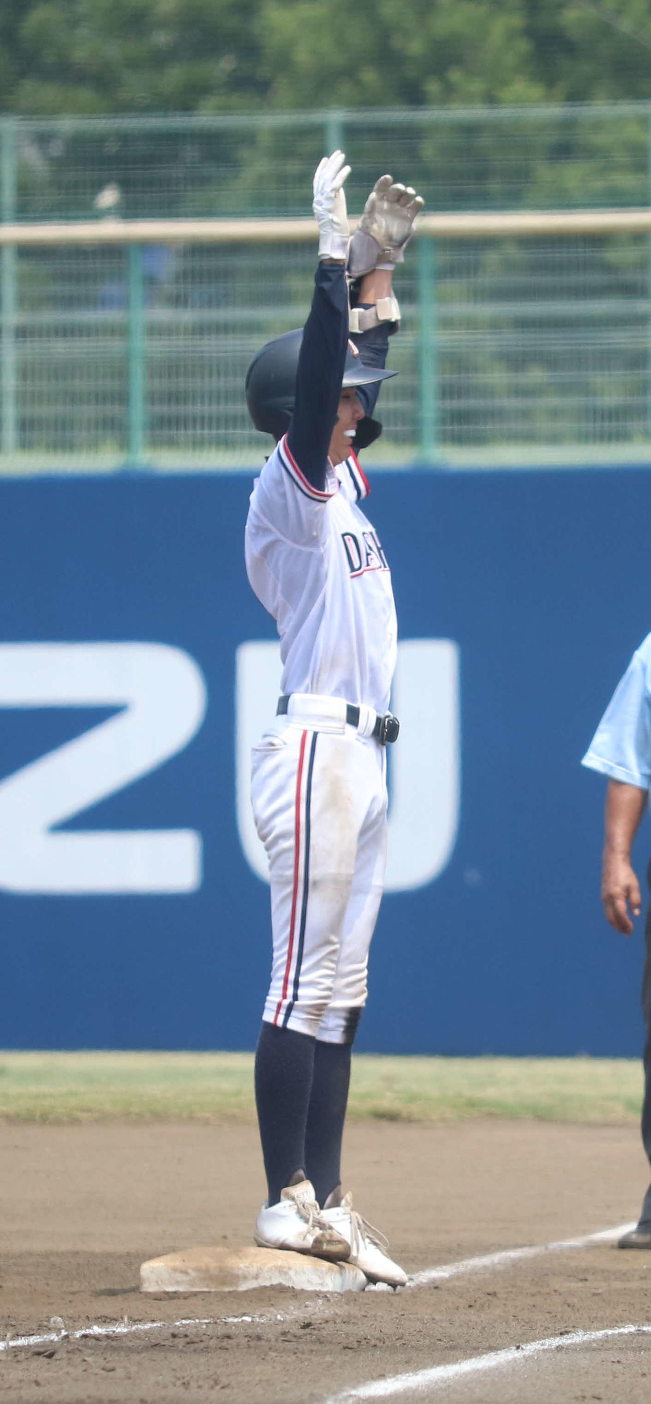 大師対アレセイア湘南　3回表大師1死満塁、中前適時打を放ち喜ぶ大竹（撮影・寺本吏輝）