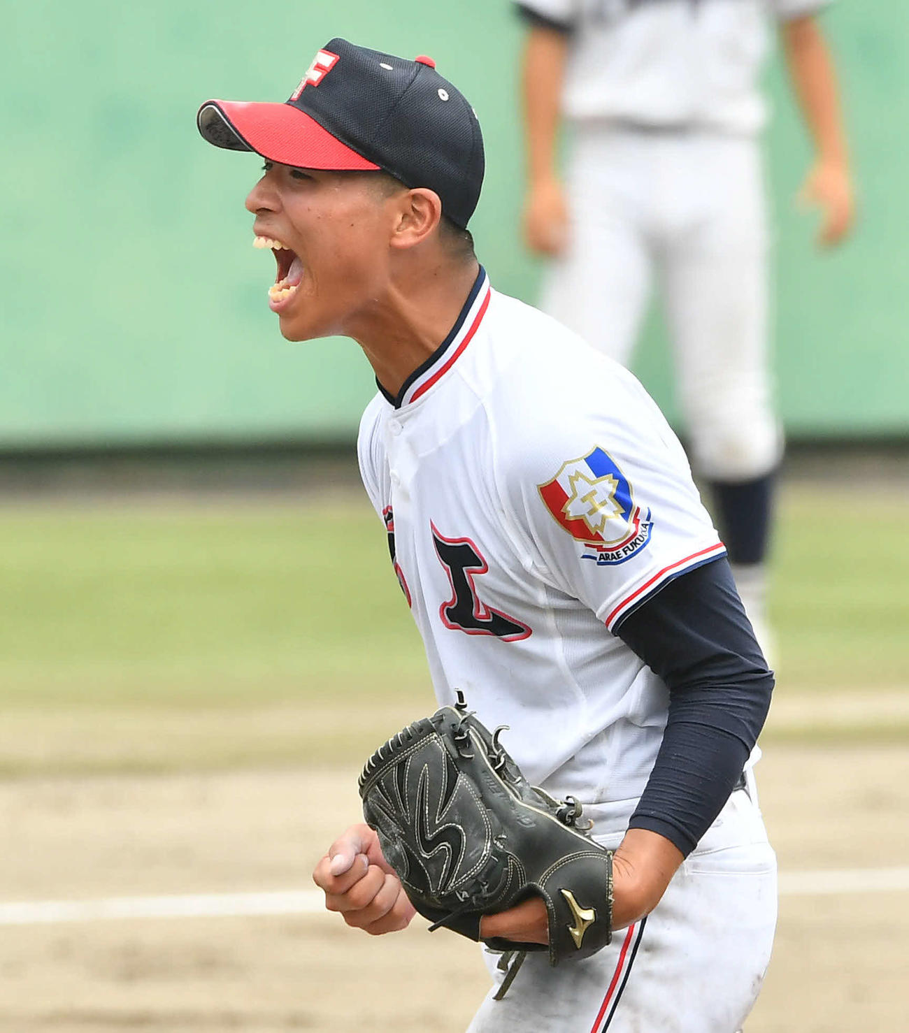 筑紫丘対福岡工　9回表筑紫丘2死二、三塁、ピンチで大和を空振り三振に抑え、雄たけびをあげる福岡工松尾（撮影・岩下翔太）