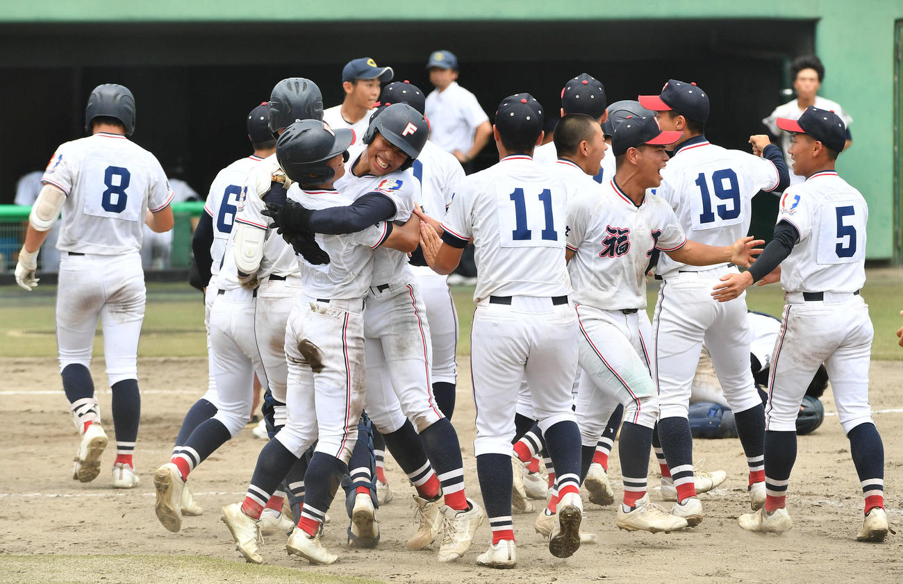 筑紫丘対福岡工　9回裏福岡工2死二塁、川崎がサヨナラ打を放ち、歓喜する福岡工ナイン（撮影・岩下翔太）
