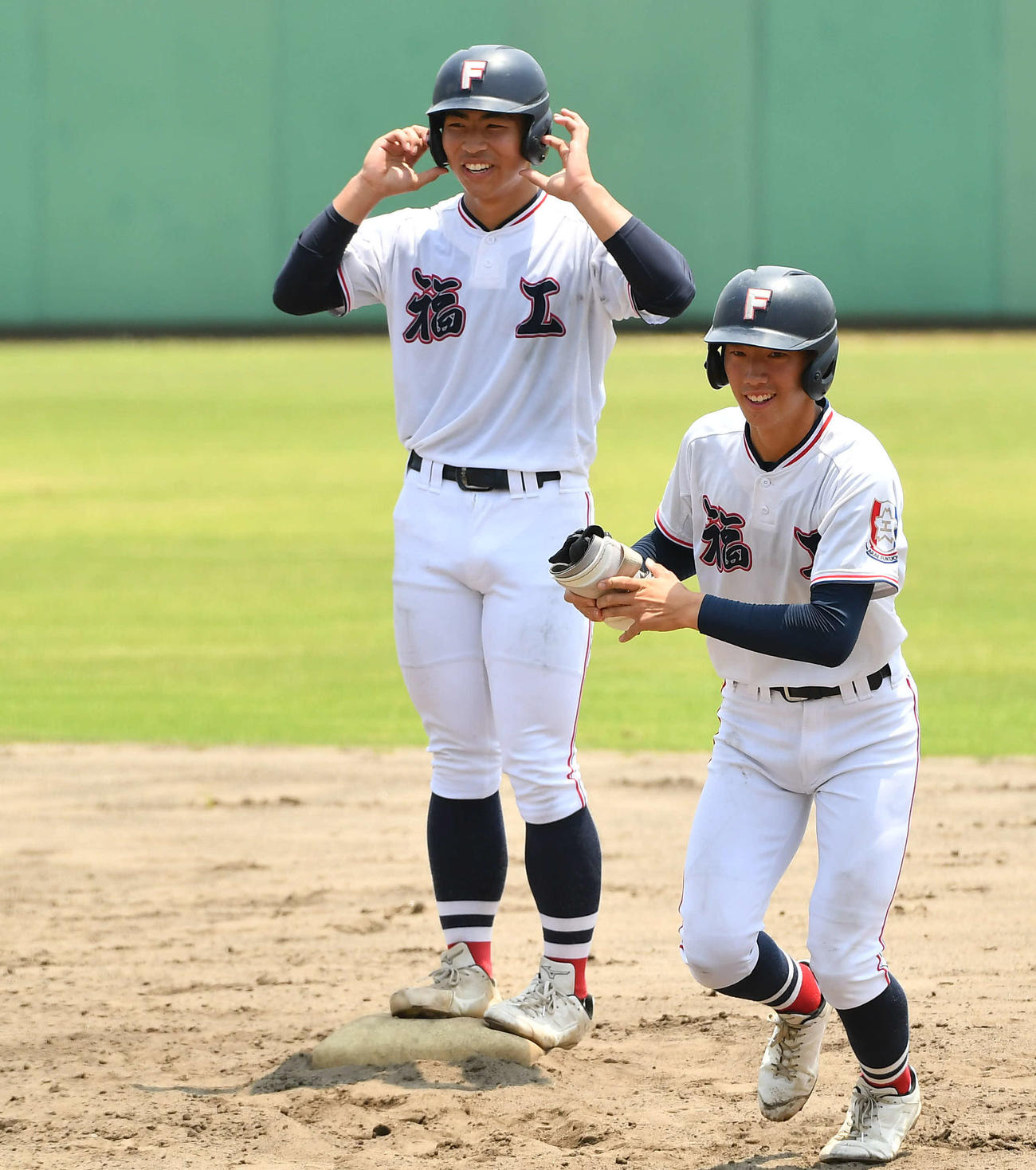筑紫丘対福岡工　3回裏福岡工1死、右中間への二塁打で出塁し、笑顔を見せる松尾（撮影・岩下翔太）