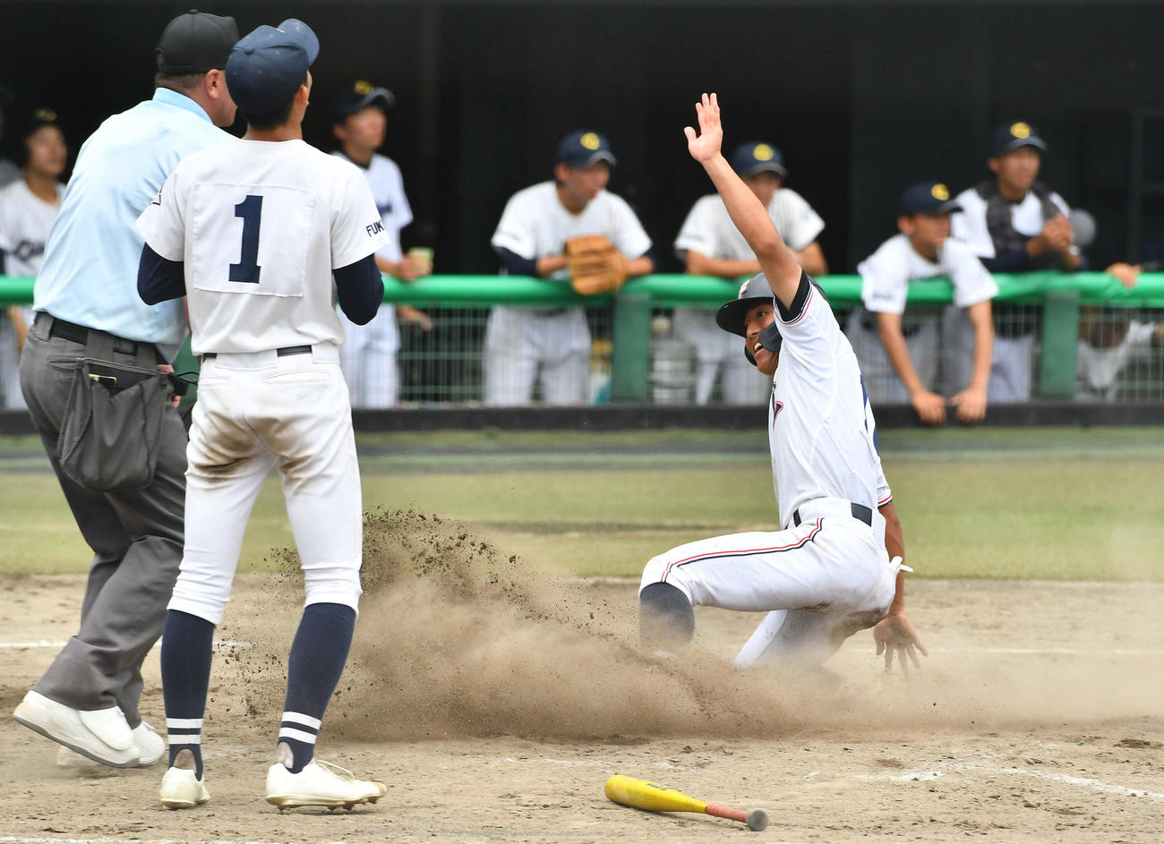 筑紫丘対福岡工　9回裏福岡工2死二塁、川崎の左前サヨナラ打で生還する井田（撮影・岩下翔太）