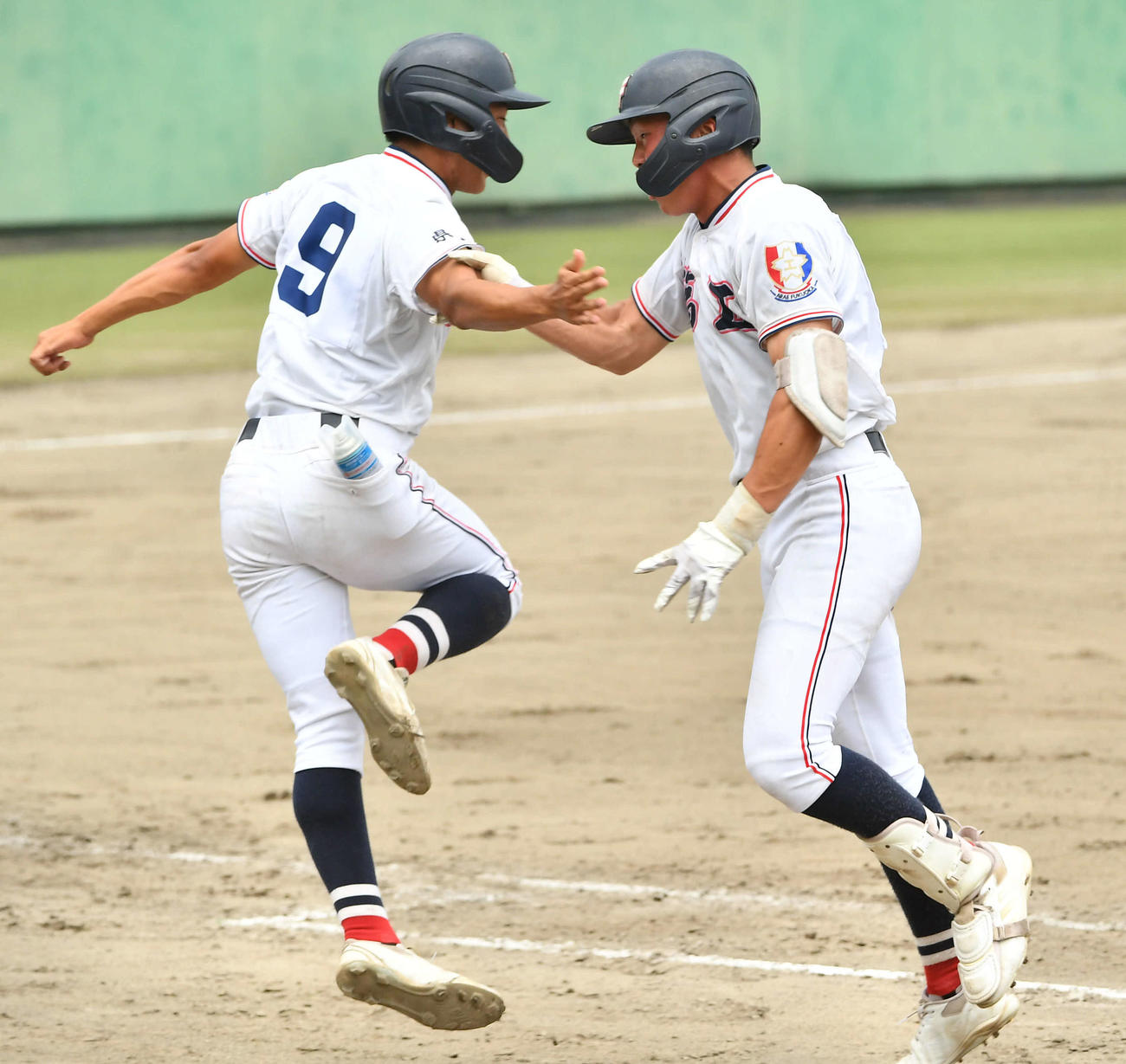 筑紫丘対福岡工　9回裏福岡工2死二塁、左前へサヨナラ打を放った川崎（右）は歓喜のハイタッチ（撮影・岩下翔太）
