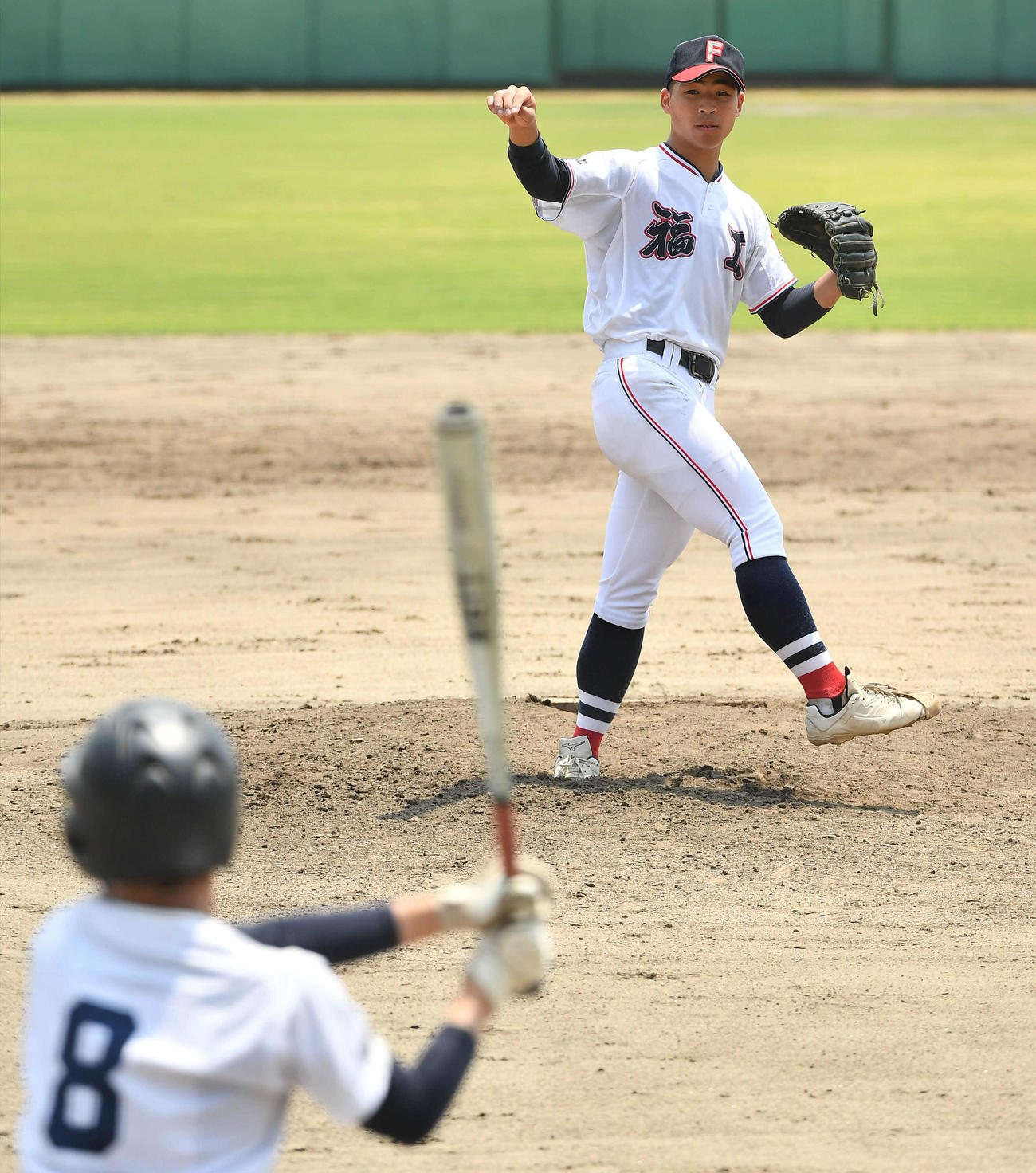 筑紫丘対福岡工　5回表筑紫丘2死、矢野（手前）を左飛に抑える福岡工松尾（撮影・岩下翔太）