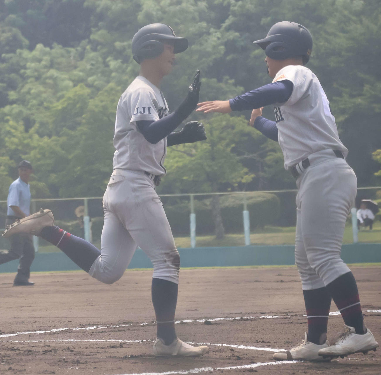 立命館宇治対城南菱創　6回表1死二塁から左越え本塁打を放った谷口（左）と迎え入れる伊藤（右）（撮影・佐藤奨真）