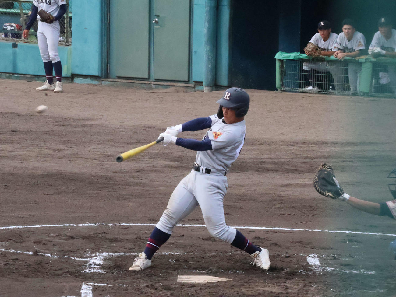 第107回京都大会　立命館宇治対城南菱創　6回表、二塁打を放つ立命館宇治・伊藤央太（撮影・大西真生）