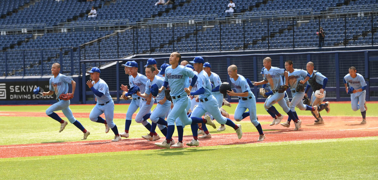 開幕戦勝利の加茂暁星ナイン。試合後のあいさつを終えると、三塁側応援席に向けてダッシュ