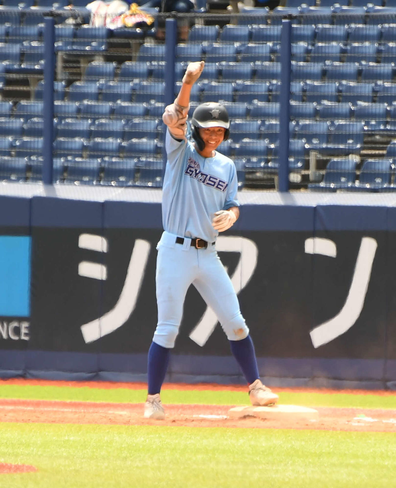 3回裏加茂暁星無死満塁、右前に適時打を放った2番中川は一塁上で大きくガッツポーズ