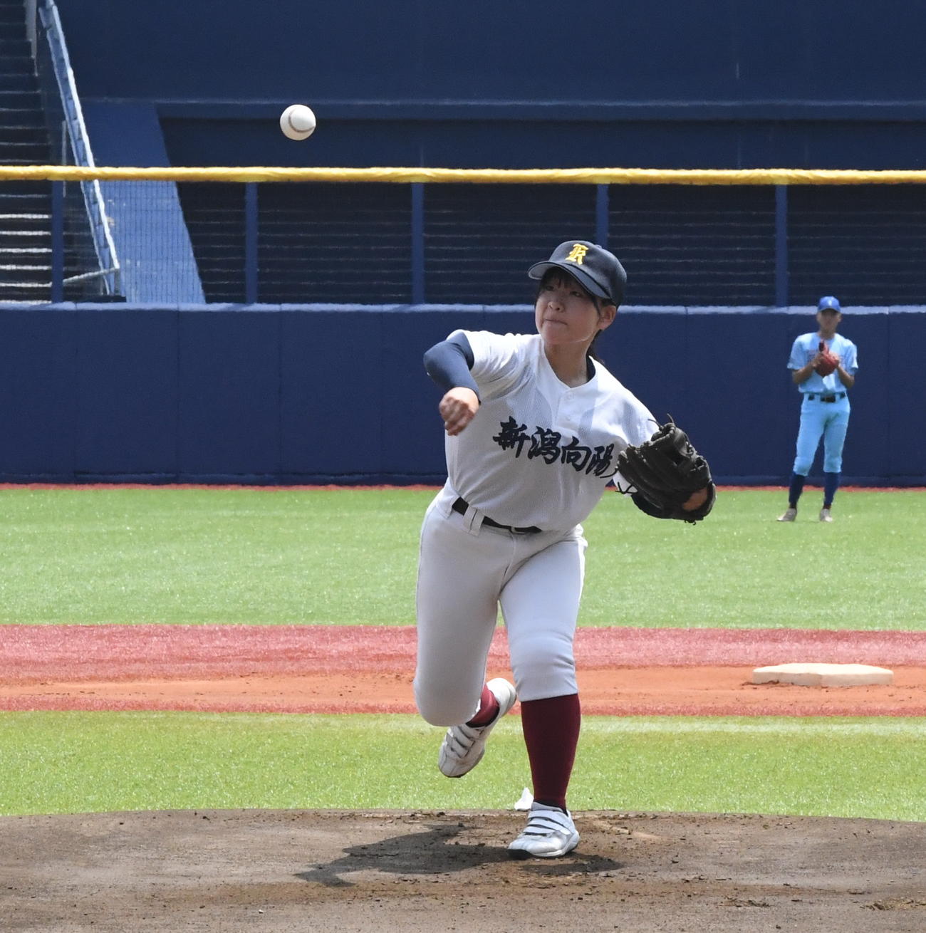 開幕戦の新潟青陵対加茂暁星で始球式を務める新潟向陽・笹川内野手（撮影・小林忠）