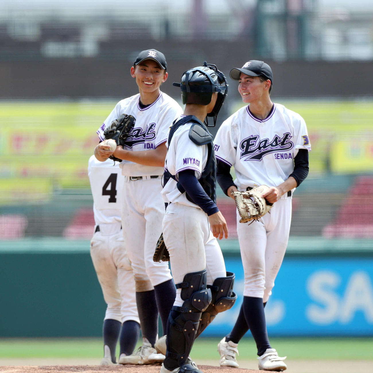 仙台東対小牛田農林　守備タイムで笑顔をみせる仙台東・石浜（左）（撮影・木村有優）