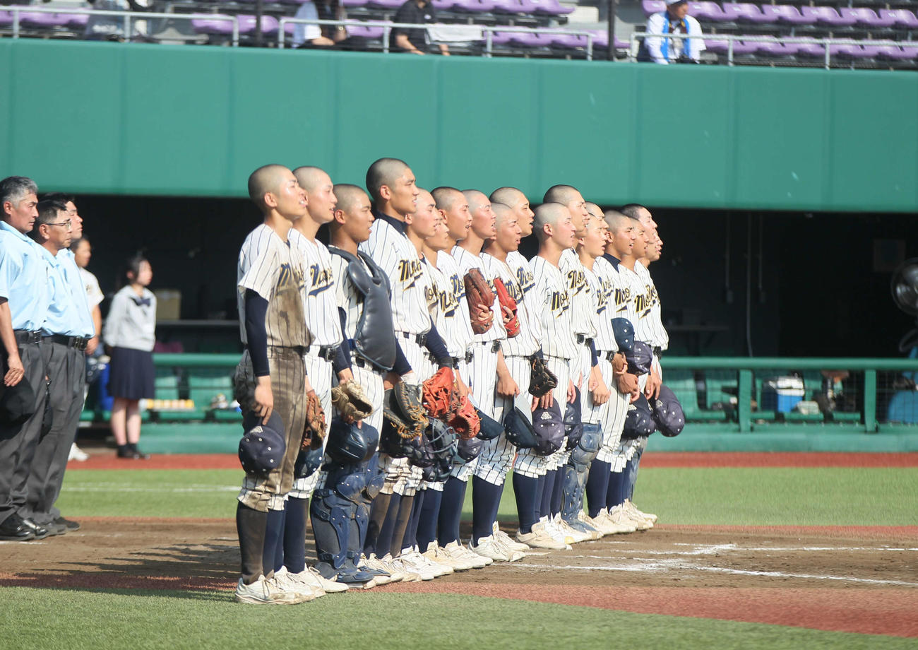 花北青雲対盛岡四　勝利し校歌を歌う盛岡四ナイン（撮影・高橋香奈）