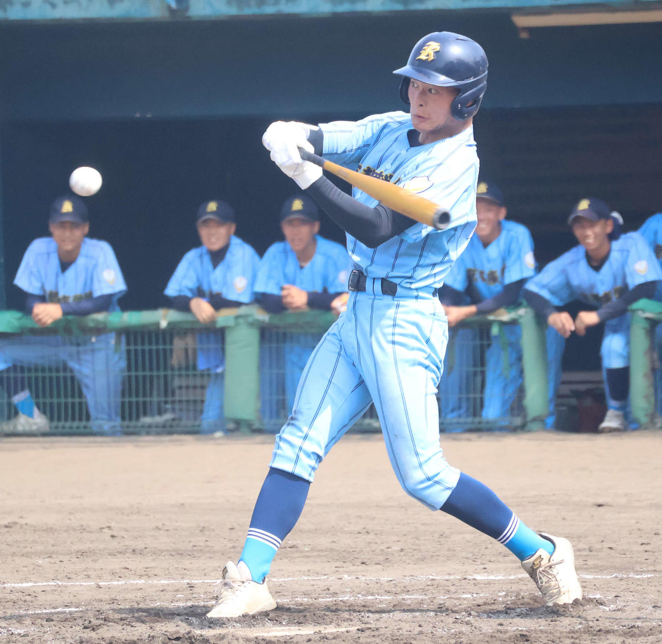 3回表　1死二塁から中前へ先制打を放つ京都広学館・鹽見（撮影・佐藤奨真）