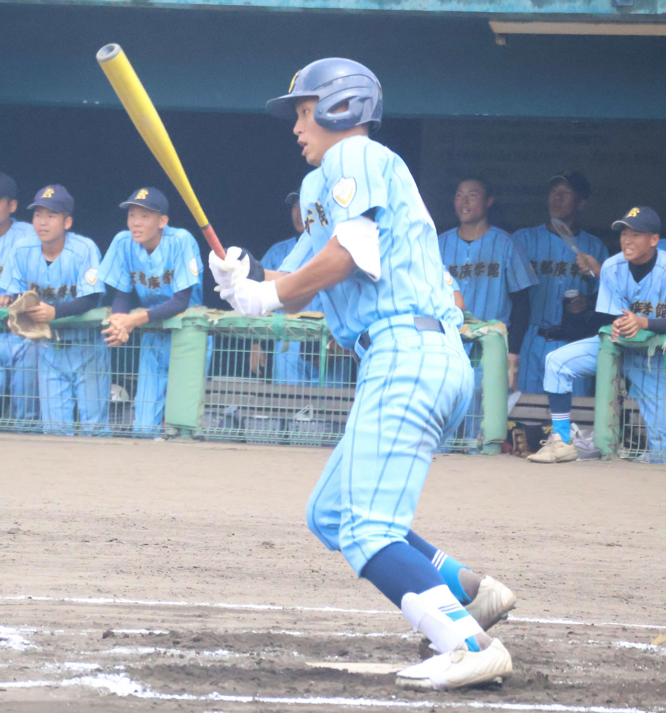 7回表　2死満塁から左前へ一時勝ち越しとなる安打を放つ京都広学館・斉藤（撮影・佐藤奨真）