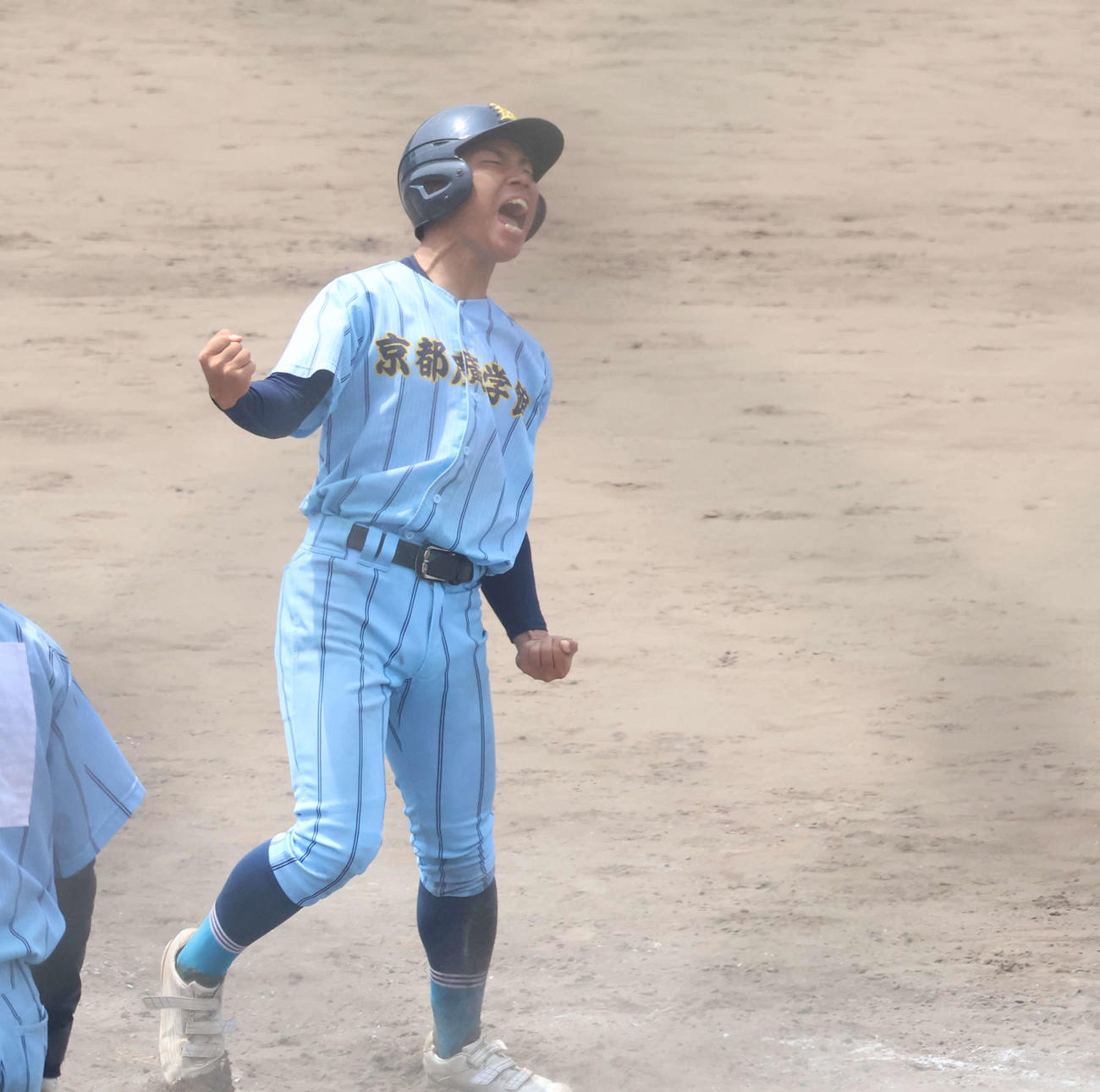 9回代走で出塁し起死回生の本塁生還をした京都広学館・鴻野（撮影・佐藤奨真）