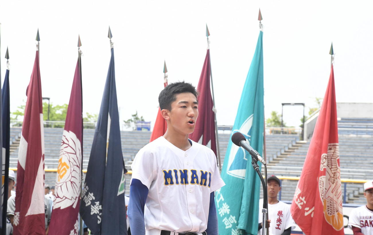 選手宣誓する新発田南・菊池主将（撮影・小林忠）