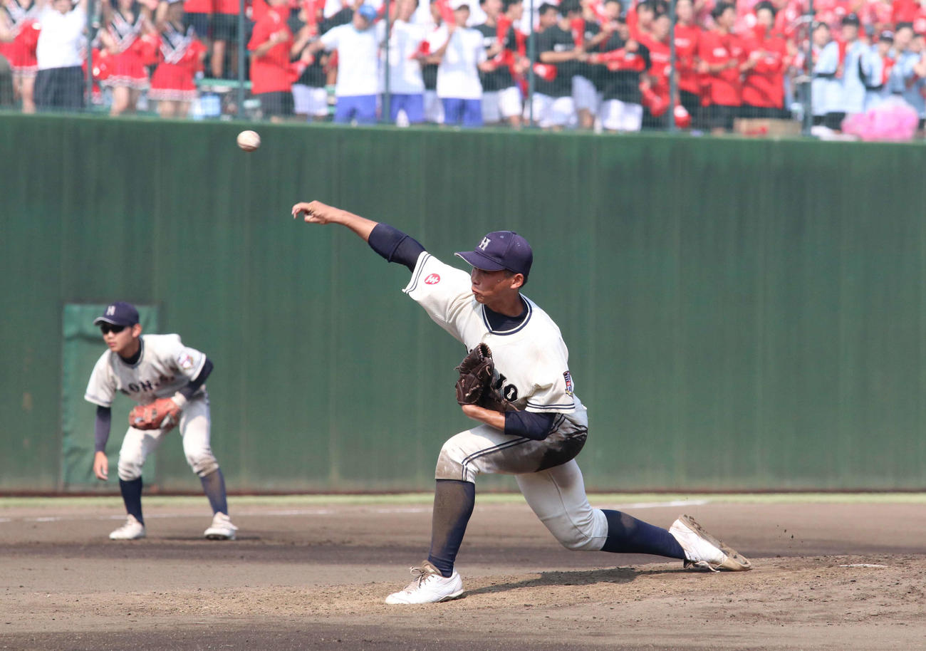 本庄対浦和東　本庄の2番手として登板する今井（撮影・山本佳央）