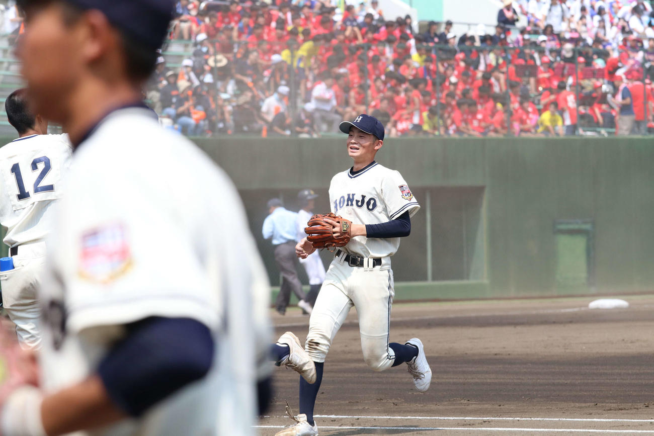 本庄対浦和東　2回裏を無失点に抑え笑顔でベンチに引き揚げる本庄・吉野（撮影・山本佳央）