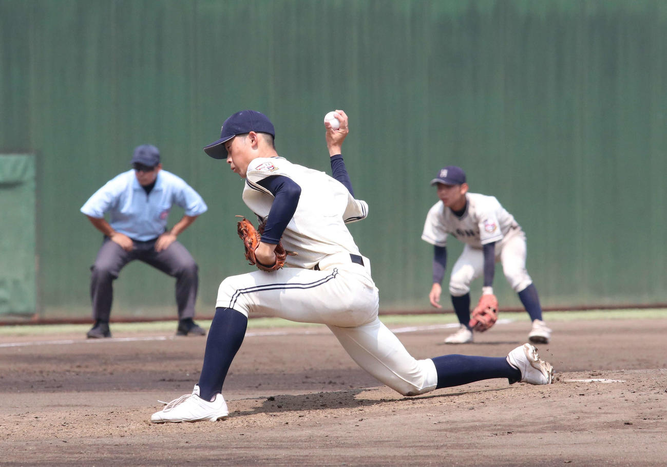 本庄対浦和東　先発し力投する本庄・吉野（撮影・山本佳央）