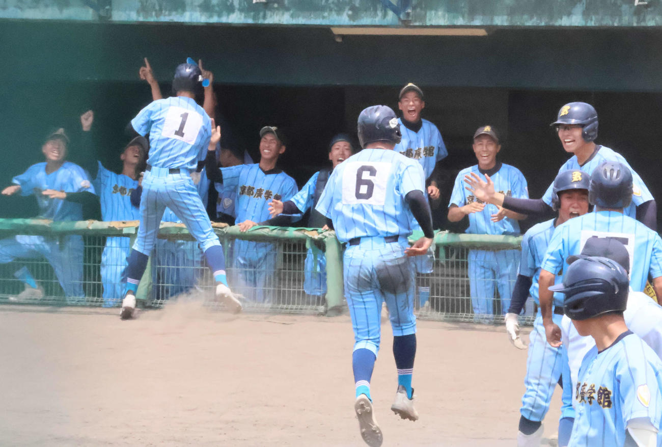 第107回京都大会　京都広学館対洛東　10回表、得点し喜ぶ京都広学館ナイン（撮影・大西真生）