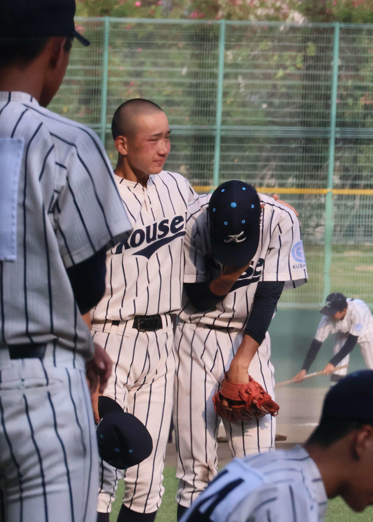 光泉カトリック対水口　試合終了後、チームメートの肩をさする束田大海（撮影・溝淵千夏）