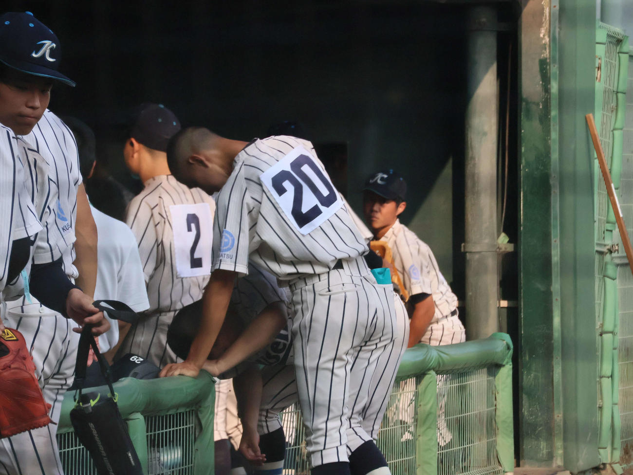 光泉カトリック対水口　試合終了後、チームメートの肩をさする束田大海（撮影・溝淵千夏）