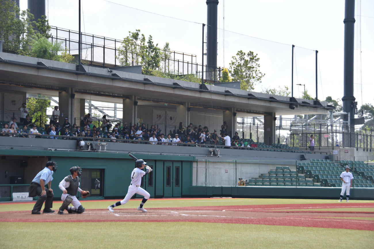 筑波大付対深川　東西東京大会の会場として初開催となったジャイアンツタウンスタジアム、打者は深川・山崎（撮影・泉光太郎）