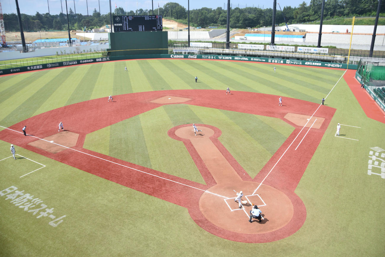 筑波大付対深川　東西東京大会の会場として初開催となったジャイアンツタウンスタジアム（撮影・泉光太郎）