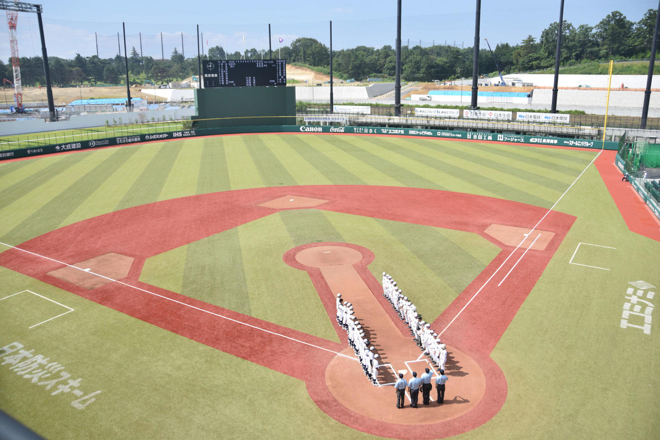 筑波大付対深川　東西東京大会の会場として初開催となったジャイアンツタウンスタジアム（撮影・泉光太郎）