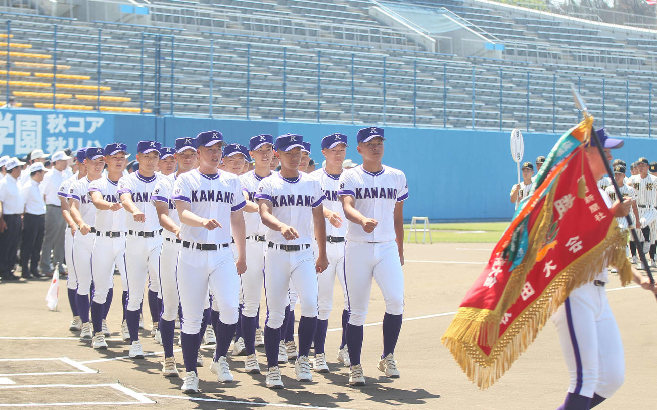 行進する昨年優勝校の金足農ナイン（撮影・高橋香奈）
