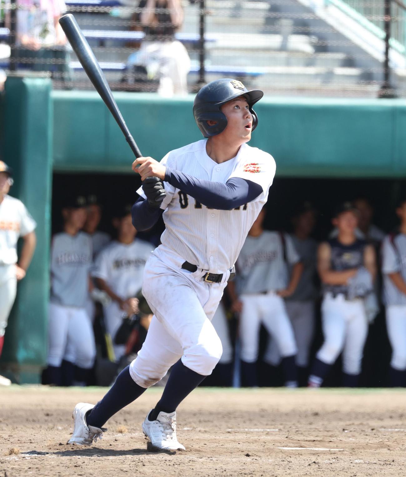 札幌光星対札幌大谷　4回裏札幌大谷2死一、二塁、右越え3点本塁打を放つ滝口（撮影・黒川智章）