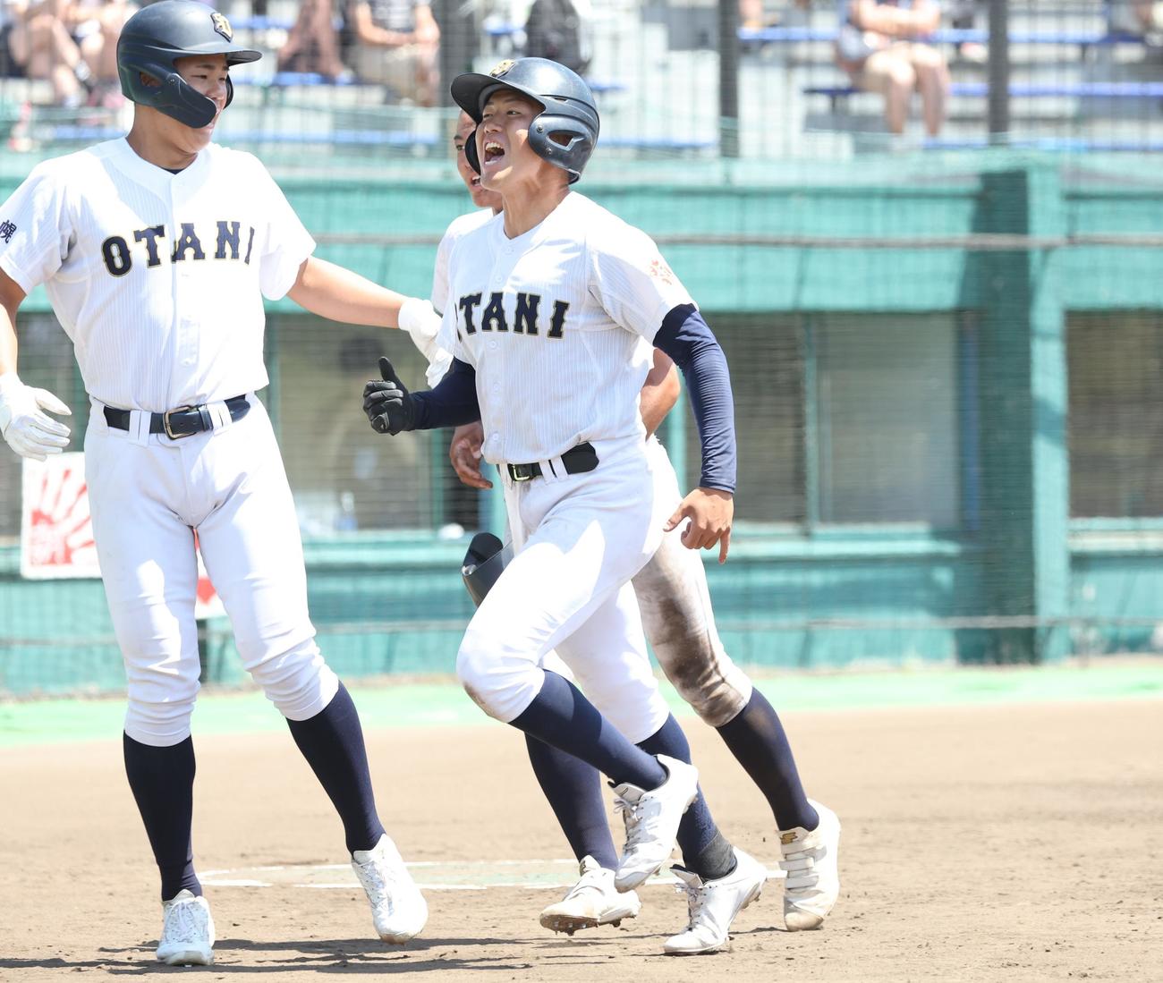 札幌光星対札幌大谷　4回裏札幌大谷2死一、二塁、右越え3点本塁打を放ち叫ぶ滝口（撮影・黒川智章）