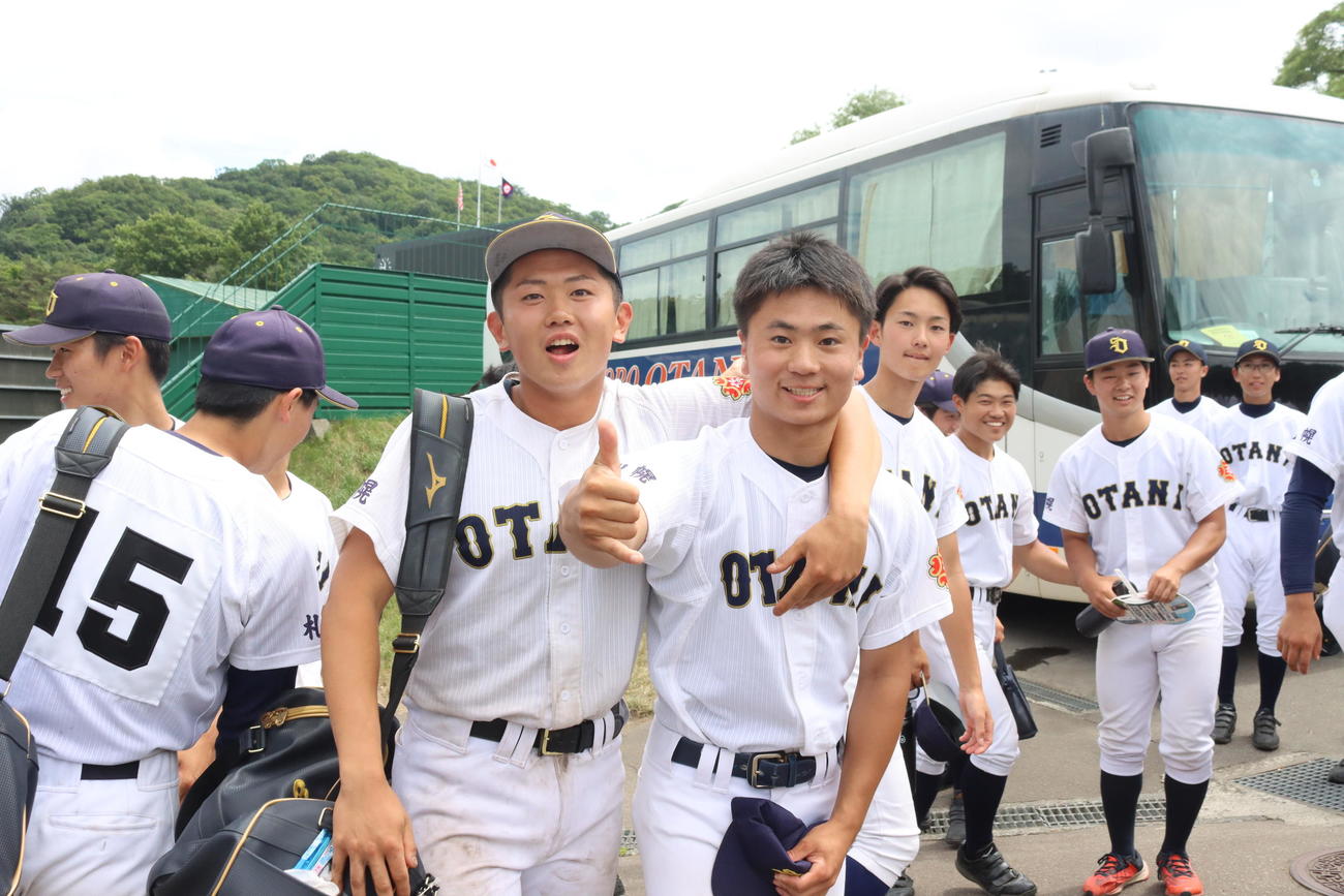 試合を終え、スタンドで応援していた渡辺（右）らと合流した滝口（撮影・保坂果那）